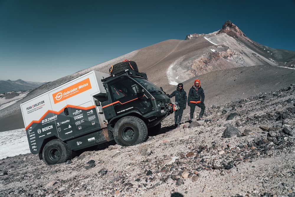 The team at 21,325 feet/6,500 meters – a new world record for e-vehicles. (Source: Gebrüder Weiss / Anna Pocinska)
